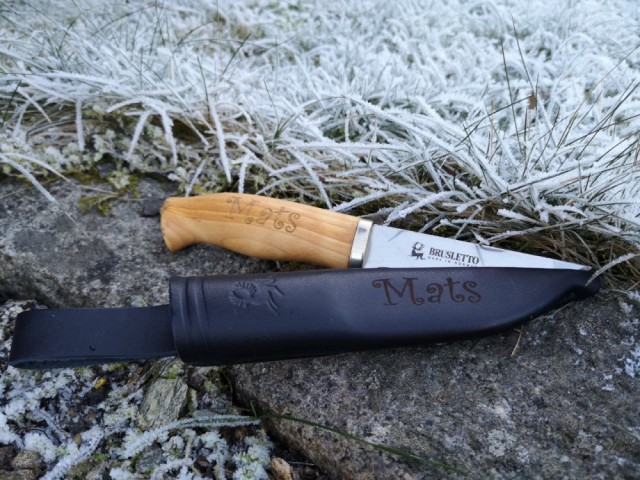 Her får Mats en kniv med gravering på både skaft og slire.
