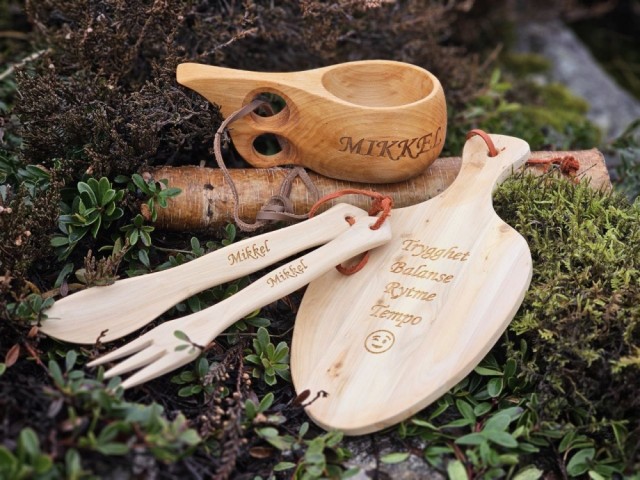 Fin gavesammensetning, med bestikk fra eine, og fjølen Senja