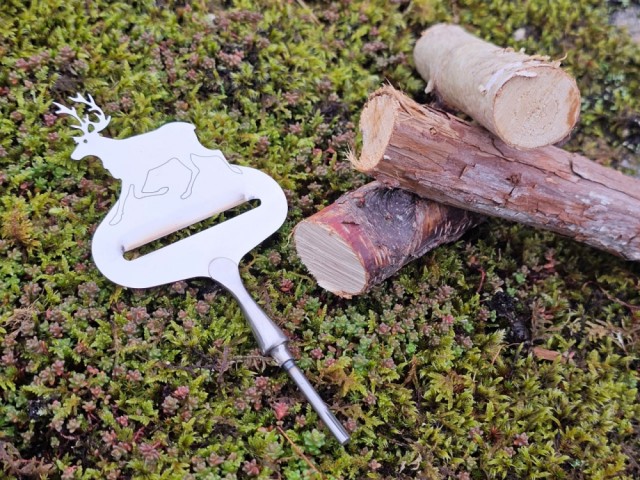 Du får med ett ostehøvelblad og ett treemne