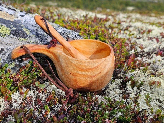 Her sammen med en koppen FINNMARK av løvtre