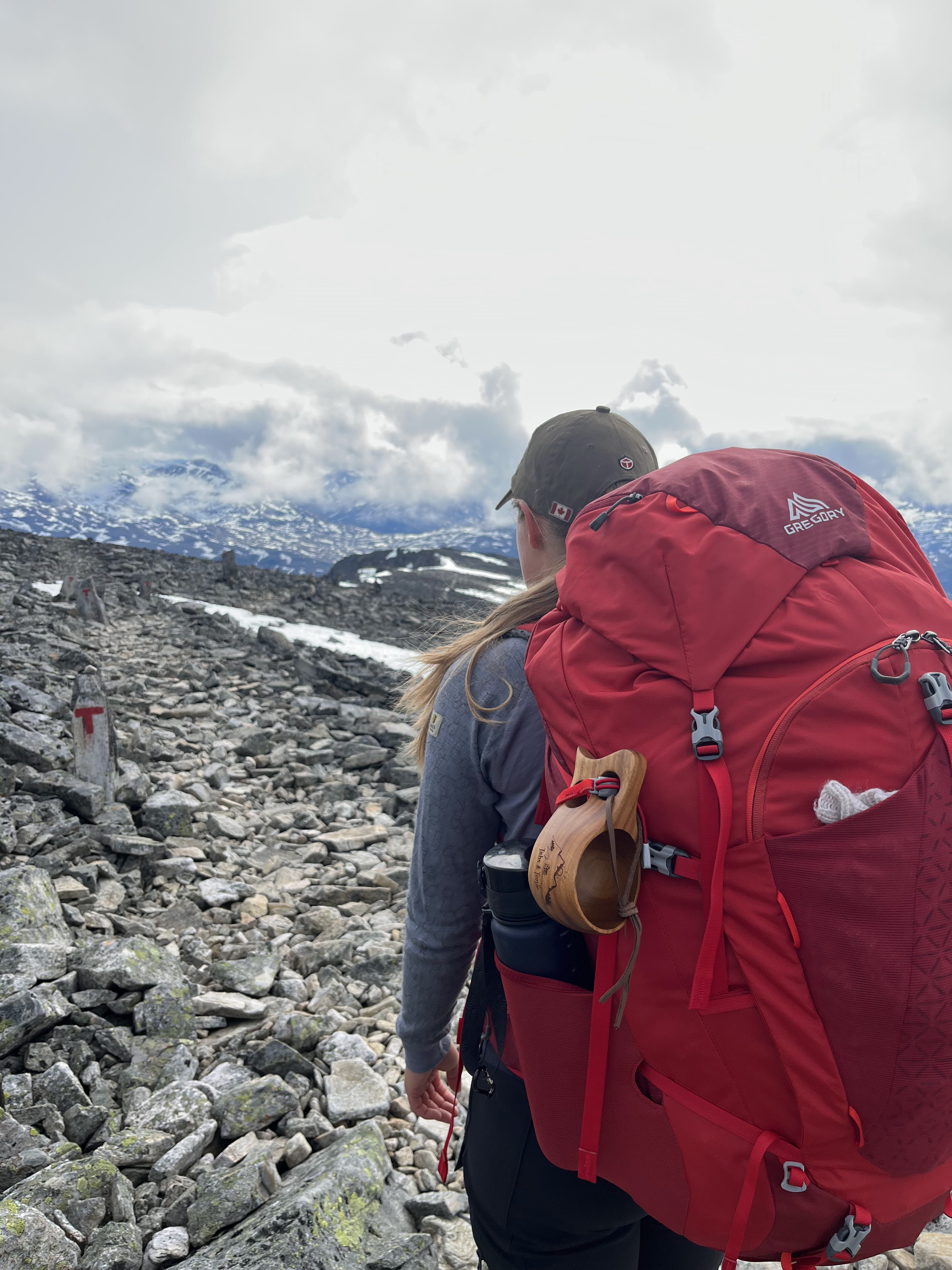 Turkoppen henges på siden av sekken lett tilgjengelig for en drikkepause med fjellvann.